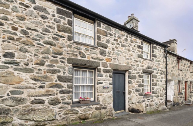 Ty Newydd - Two Bedroom House, Sleeps 4
