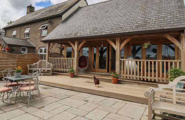 TY NOFIO, pet friendly, with pool in Tal-Y-Bont-On-Usk