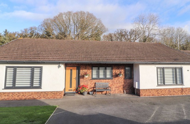 TY RHOSYN, pet friendly, with a garden in Trefnant