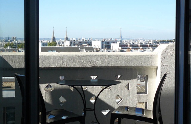 Typical Parisian apartment 56 m2 at Père Lachaise - balcony view of all of Paris