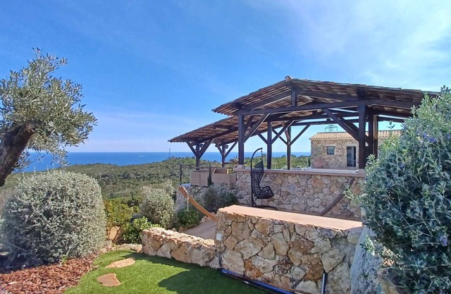 U CASEDDU- PRIVATE HEATED POOL- AIR CONDITIONING-WIFI
