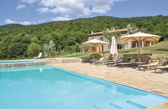 Uliveto house in Molino Vitelli, pool, tennis court, BBQ, Umbrian Tuscan borders