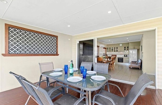 Ulladulla - Sleeps 8! Pet Friendly! WIFI! Aircon!nflat yard for pets and kids.