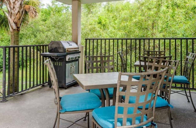 Ultimate Beach Escape! 2 Great Units, Free Parking, Outdoor Pool, Pets Allowed