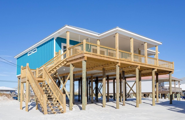 Ultimate oceanfront getaway for large groups w/amazing views and sundeck