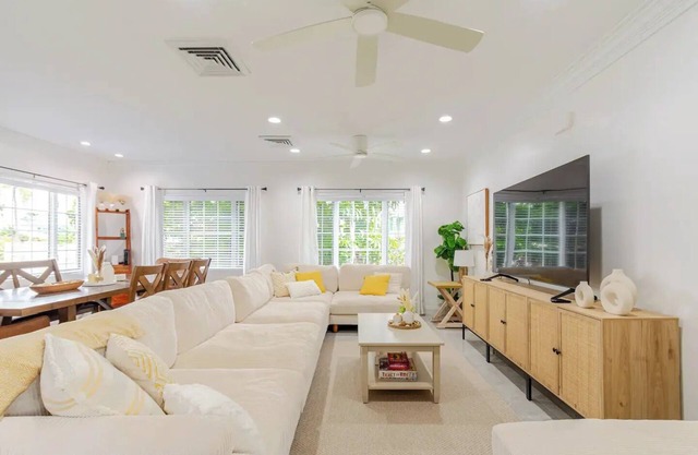 Ultra Comfort Bahamas Villa Getaway w/Private Pool, BBQ, PoolBar, Outdoor Dining