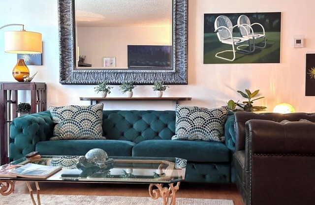 ULTRA LUXURIOUS APT. IN W. HOLLYWOOD/BEVERLY HILLS/GATED PARKING/2 VEHICLES