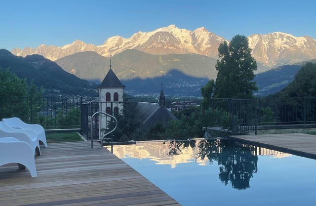 Un Étage Complet Dans une Tour Médiévale Rénovée au Cœur du Pays du Mont-blanc