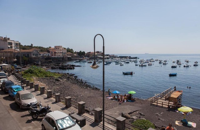 Un tuffo nella baia di Capomulini