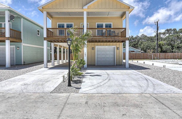 Under The Sea! Waterfront,Community Pool,Walk to Bars, Restaurants and Pier!