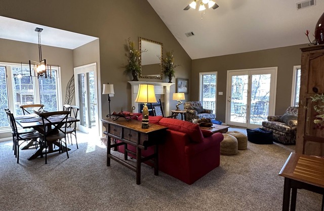 Unforgetable Large 2BR, 2Bath, lake access condo on Lake Ouachita with lake view