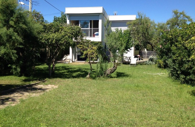 UNIQUE 200m2 seafront villa with direct sea access via a 1000m2 garden