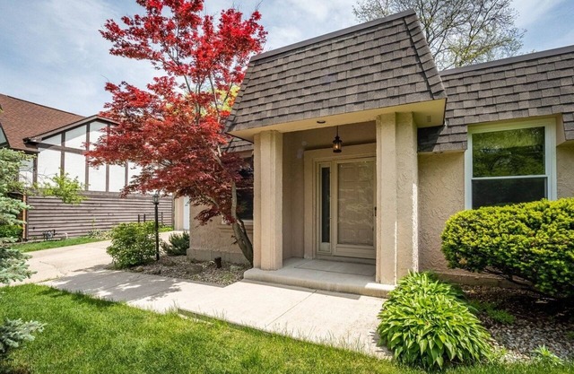 Unique and space single family house, close to Naperville downtown