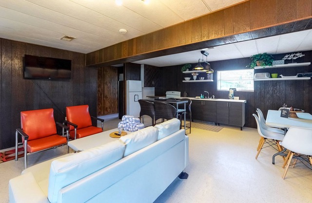 Unique getaway by the beach with fast WiFi and central AC - snowbirds welcome