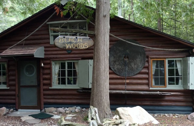 Unique log cottage with view of Lake Michigan-pet friendly!