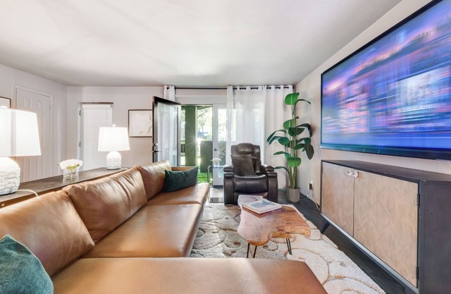 Unique Lux Condo w/resort pool, hot tub, dry sauna, led therapy bed
