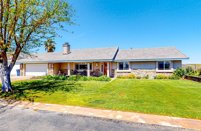 Unique Paso Robles home with panoramic views & enclosed yard - dog-friendly
