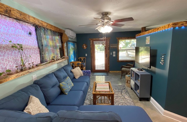 Unique stay in the Hammock filled with local art