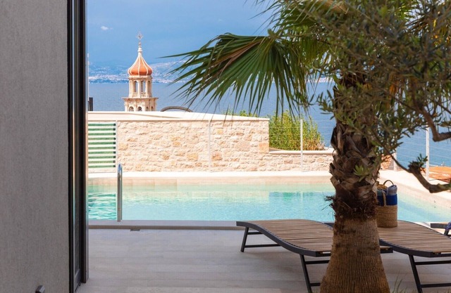 Unique Villa Gallery Sutivan, pool & sauna, sea view, near center, outdoor grill