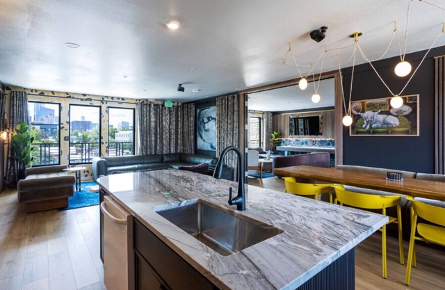 Units 4+5 Inn Cahoots: 8BR/22Bed - Pool, Roofdeck, Garden Bars, Walk To Everything!