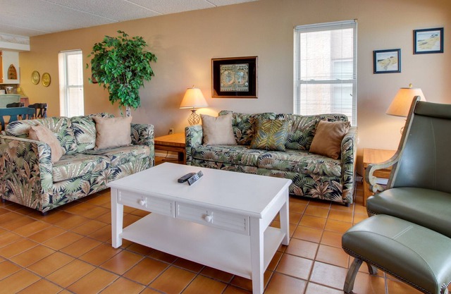 Unobstructed Beach View, Pool, Hot Tub, & Tropical Gardens