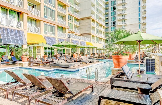 Unwind and Relax! Spacious Ocean Front Unit w/Full Kitchen, Onsite Pools!
