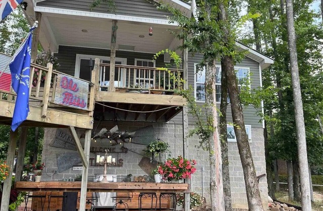 Unwind at this peaceful oasis on the Ouachita River in Caddo Valley.