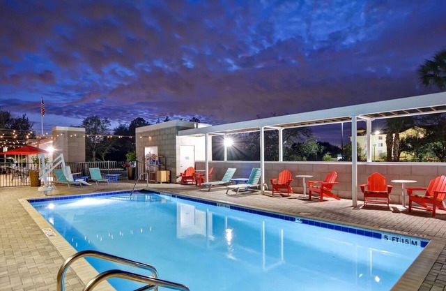 Unwind in Style: 3 Units w/FREE Breakfast! Close to Florida Museum!