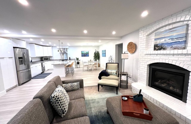 UNWIND Q.B. New Deluxe 950 sq ft 1 Bedroom Garden Suite -Separate Entrance