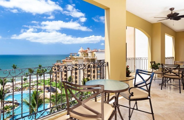Upscale 2BR Getaway at Villa La Estancia Riviera Nayari