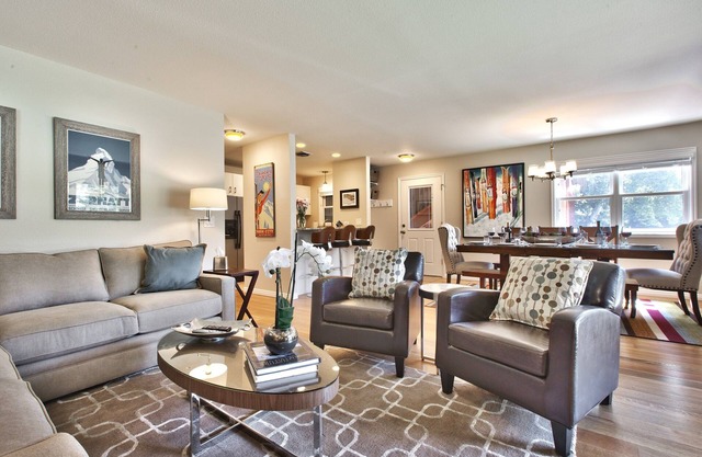 Up to 25% Off! Central Location SUPER close to PCM, grocery, restaurants, & Bus!