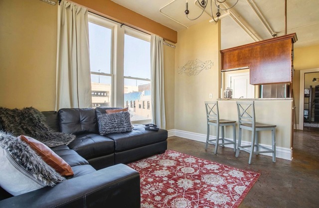 Upbeat 2 Bedroom Loft in the Heart Downtown!