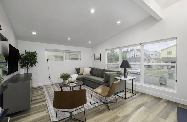 Updated 2BR/1BA Flat Steps from 25th Street Fun