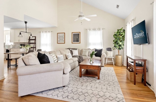 Updated 3 BD/ 2.5BA Downtown CHS