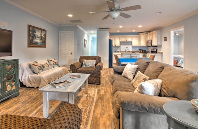 Updated Apartment 8 Mins from downtown Savannah!