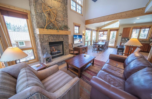 Updated Cabin with Pool & Hot tub Access
