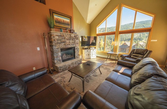Updated condo with amazing views and hot tub/pool