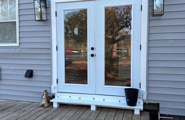 Updated Home- Sleeps 11+ Close 2 beaches & Parks! Walking to bar and Grille!