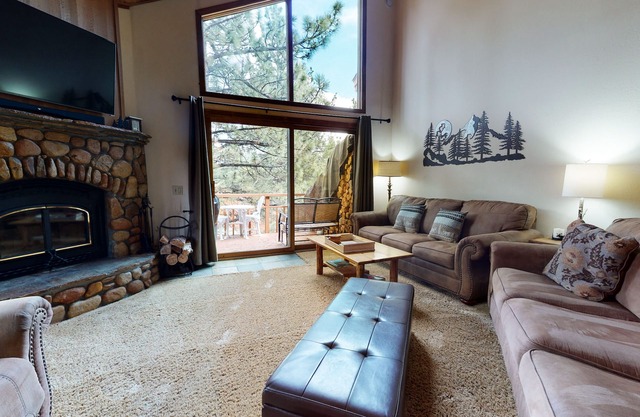 Updated & Large, Near Golf Course! Gas Grill & Deck. Forested Quiet Location