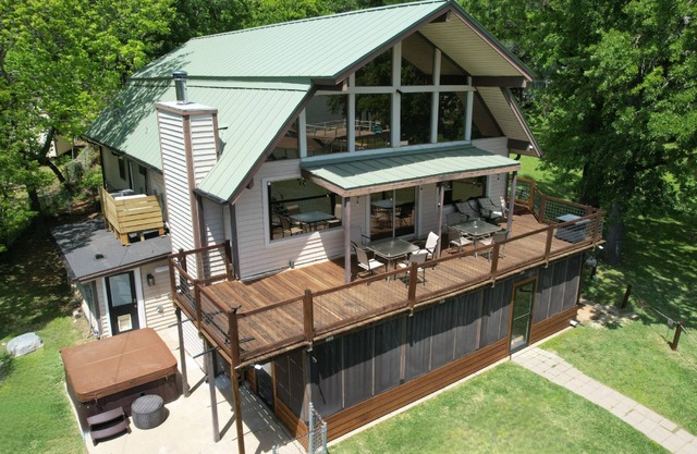 Updated Large Retreat on the WaternFree Kayaks and Hot tub!