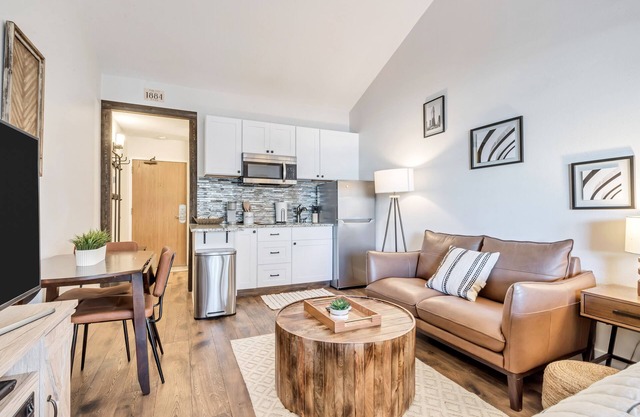 Updated, Newly furnished condo near Resorts, Bus route and Main Street