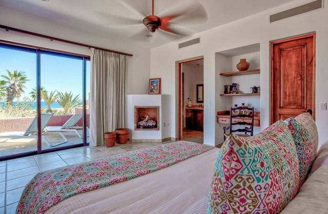 Upper Cascada: Ocean view suite with indoor/outdoor showers