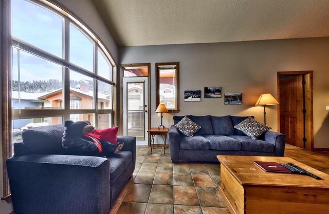 Upper level 2 bedroom condo with courtyard view and easy access to ski runs