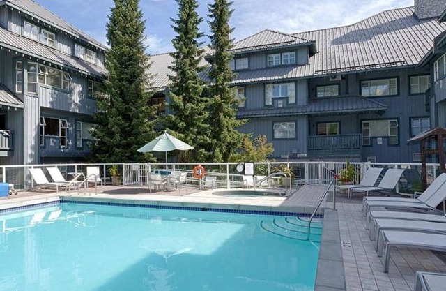 Upper Village Spacious 1BRM: Sleeps 4,Near Restaurants and Gondola!
