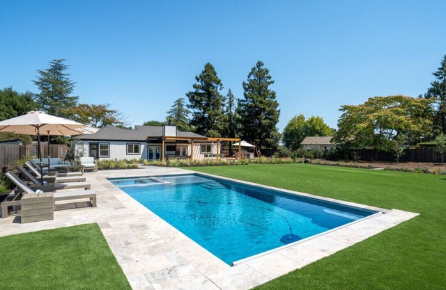 Upscale 3 BD + Bonus, Pool, Spa, Minutes to Plaza