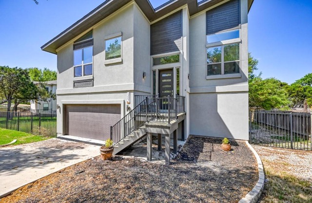 Upscale 5BR Home on Lake Travis with HotTub & Lake Views