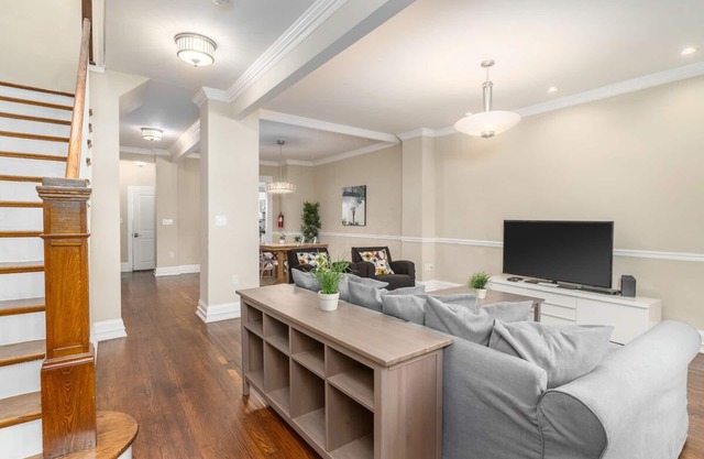 Upscale and Classy Woodley Park 3 Floor Home