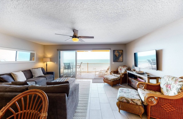 Upscale condo with Gulf views, WiFi, private W/D - minutes from beach