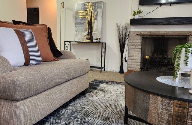 Upscale neighborhood 2-bedroom house, offers driveway, with WiFi, AC in Ironton