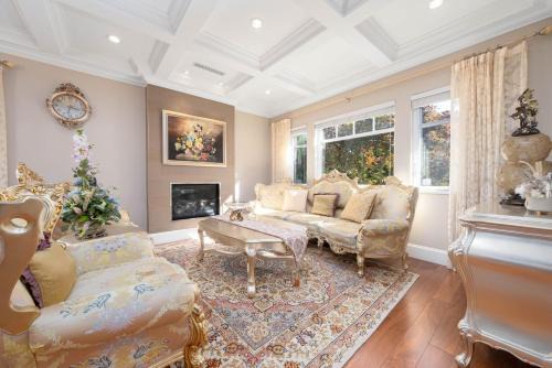 Upscale Villa in quiet street with grand family living space and luxury bedrooms